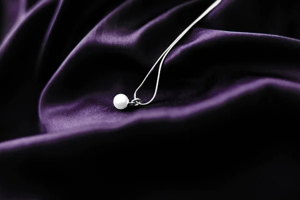 Розкішне біле золоте намисто з перлів на темно-фіолетовому шовковому фоні , — стокове фото