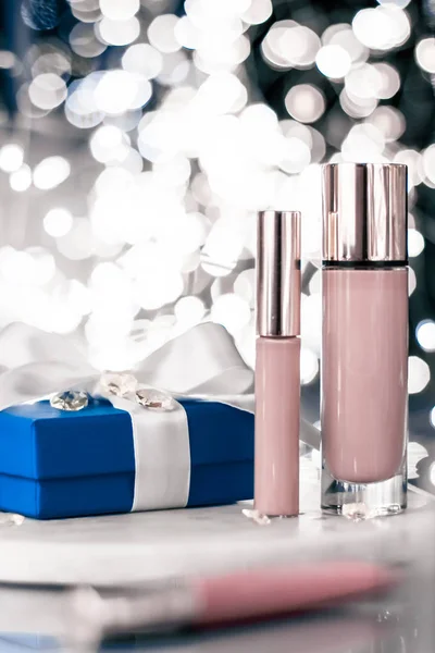 Base de maquillaje de vacaciones, corrector y caja de regalo azul, lu — Foto de Stock