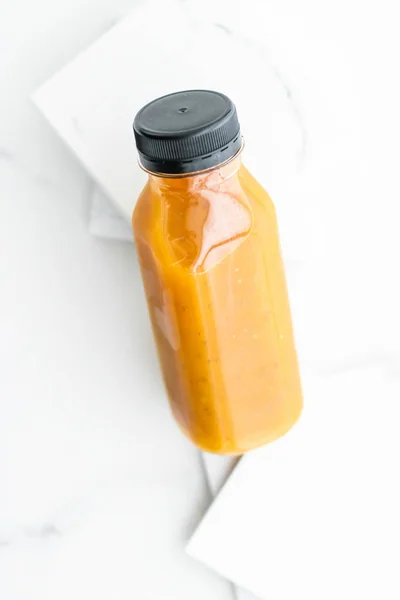 Detox fruit smoothie juice in a bottle, diet catering delivery. — Stock Photo, Image