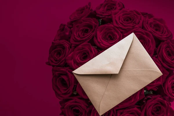 Sevgililer gününde aşk mektubu ve çiçek teslimatı. Lüks bir buket. — Stok fotoğraf