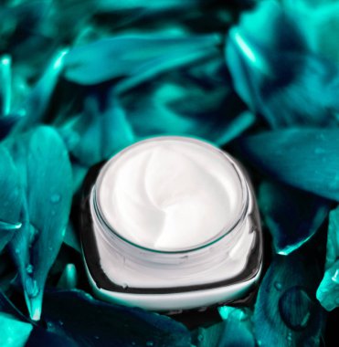 Zümrüt çiçekteki yüz derisi için lüks yüz kremi nemlendirici. 