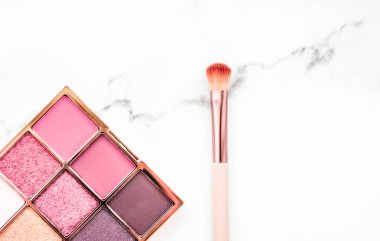 Mermer arka planda göz farı paleti, makyaj ve kozmetik p