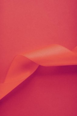 Gül arka planında soyut kıvrımlı ipek kurdele, özel lüks. 