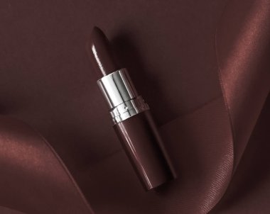 Lüks ruj ve çikolata bayramı arka planında ipek kurdele.,