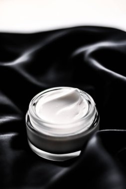 Siyah ipek üzerinde lüks duyarlı Cilt Bakımı nemlendirici yüz kremi 