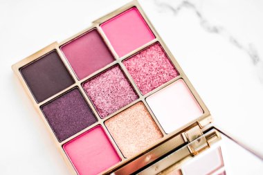 Mermer arka planda göz farı paleti, makyaj ve kozmetik p