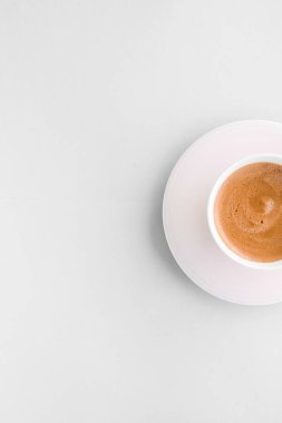 Kahvaltı içeceği olarak sıcak Fransız kahvesi fincan, whi flatlay bardak