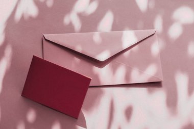 Flatlay model tasarımı olarak güzellik markası kimliği, bir kartvizit...