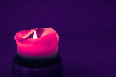 Mor arka plan pembe tatil mum, lüks marka tasarım