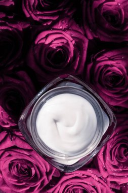 Pembe gül çiçekler, lüks skinca üzerinde Yüz kremi cilt nemlendirici
