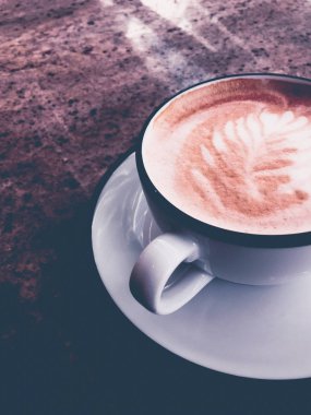 Kafeteryada kahvaltı için Cappuccino, pa masada kahve fincanı