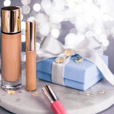 Tatil makyaj malzemesi, kapatıcı ve mavi hediye kutusu, lu