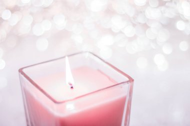 Noel 'de gül aromalı mum ve yeni yıl ışıltısı.