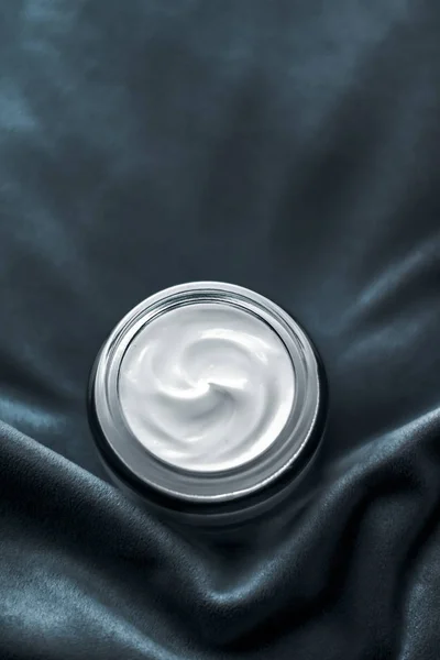 高档面霜润肤剂，用于敏感皮肤、矿泉化妆品 — 图库照片