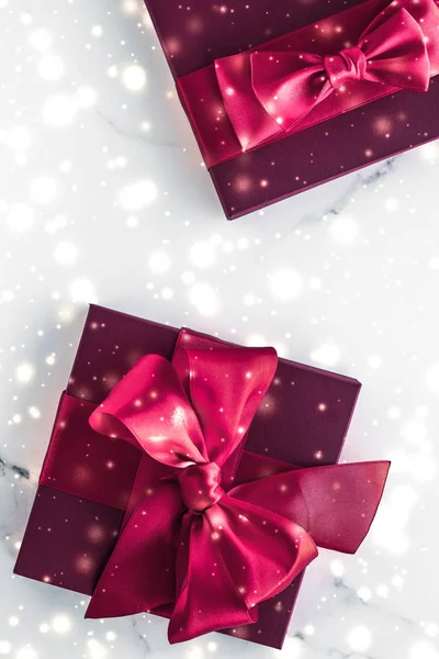冬季节日礼物与樱桃丝弓和发光的雪在fr — 图库照片