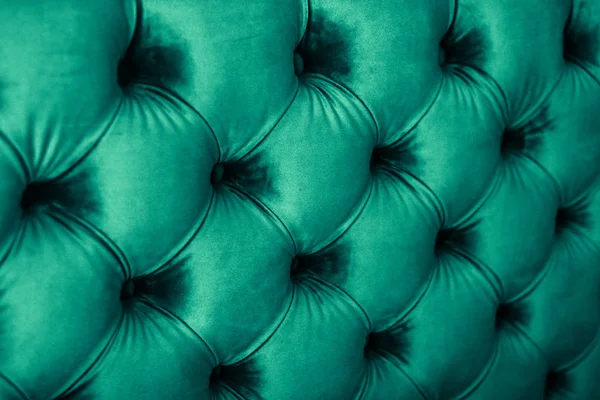 Emerald luxury velour quilted sofa upholstery with buttons, eleg — Stock Photo, Image