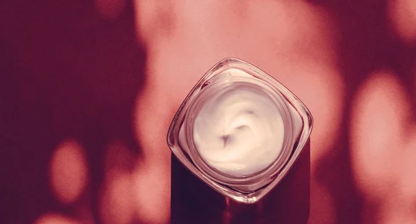 Увлажняющий крем для лица для чувствительной кожи, роскошный спа-центр — стоковое фото