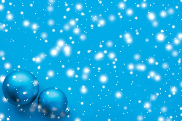 Bola de Navidad sobre fondo azul con brillo de nieve, lujo w —  Fotos de Stock