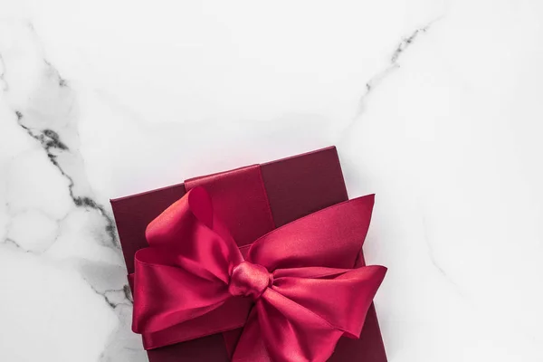 Подарункові коробки на мармуровому фоні, святкові плоскі — стокове фото