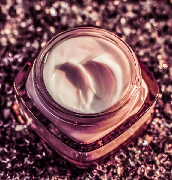 Crema facial de lujo para una piel sana sobre un fondo brillante , — Foto de Stock