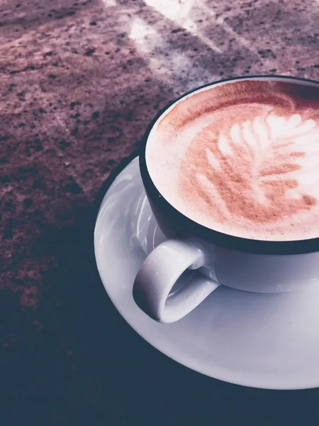 Cappuccino untuk sarapan di kantin, cangkir kopi di atas meja di pa — Stok Foto