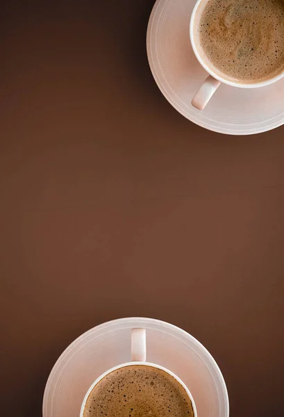 Tasse de café chaud comme boisson pour le petit déjeuner, tasses flatlay sur le dos brun — Photo