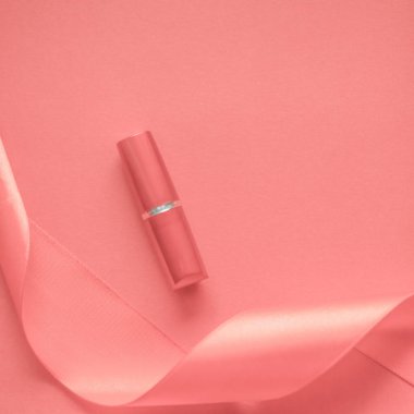 Mercan bayramı arka planında lüks ruj ve ipek kurdele, mak