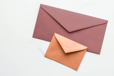 Mermer yatık arka planda boş kağıt zarflar, tatil posta