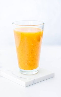 Diyet de Chia tohumları ile portakal meyve Smoothie suyu cam