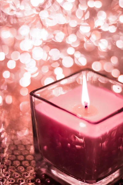 Red aromatic candle on Christmas and New Years glitter backgroun — Stock Photo, Image