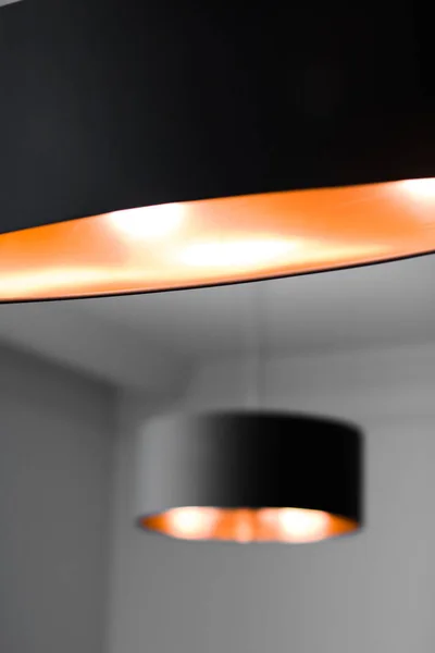 Lampada in bronzo in una stanza, elegante arredamento moderno illuminazione — Foto Stock