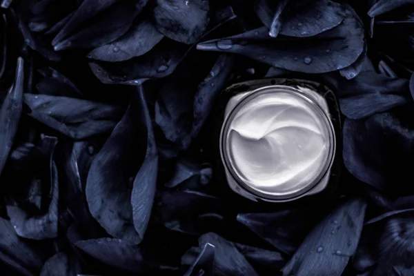 Creme hidratante de rosto luxuoso para pele facial em bac de flor escura — Fotografia de Stock