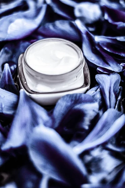 Crema hidratante facial de lujo para la piel facial en bac de flor azul —  Fotos de Stock