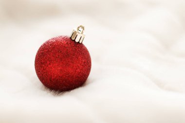 Beyaz kabarık kürk zemin üzerinde Kırmızı Noel baubles, lüks winte