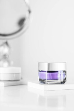 Hassas cilt için güzellik kremi, lüks kaplıca.