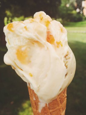 Dondurma konisi yaz aylarında açık havada eritme, tatlı tatlı gıda