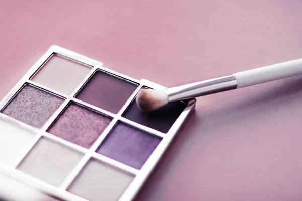 Paleta de sombra de ojos y cepillo de maquillaje sobre fondo rosa rubor, ey —  Fotos de Stock