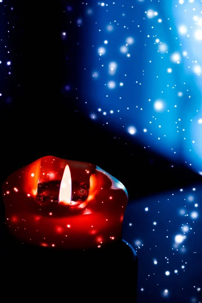 Red holiday candle on dark sparkling snowing background, luxury — Stock Photo, Image