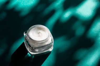 Hassas cilt için güzellik kremi, nemlendirici lüks kaplıca kooperatifi.