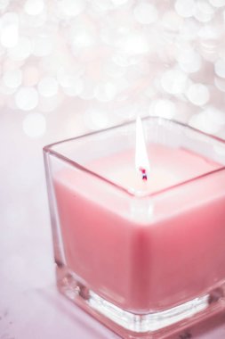 Noel 'de gül aromalı mum ve yeni yıl ışıltısı.