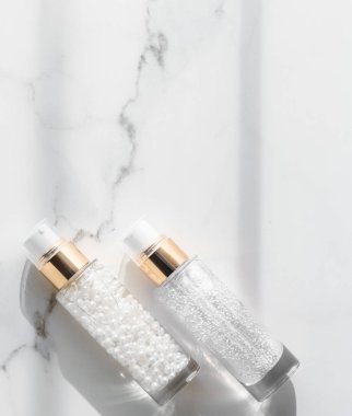 Cilt bakım serumu ve jel şişesi, nemlendirici losyon ve kaldırma 