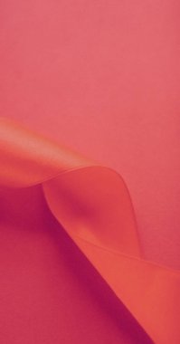 Gül arka planında soyut kıvrımlı ipek kurdele, özel lüks. 