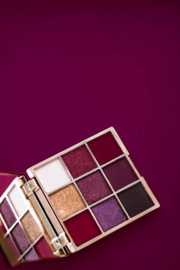 Göz farı paleti ve şarap arka planında makyaj fırçası, göz shad