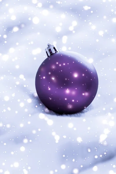 Violet Christmas grannlåt på fluffiga päls med snöglitter, lyx — Stockfoto