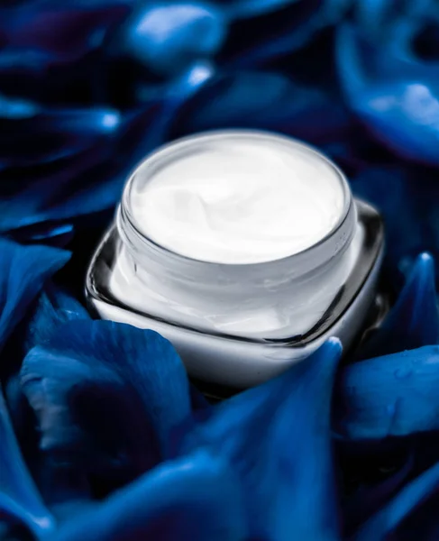 Creme hidratante de rosto luxuoso para pele facial em bac flor azul — Fotografia de Stock