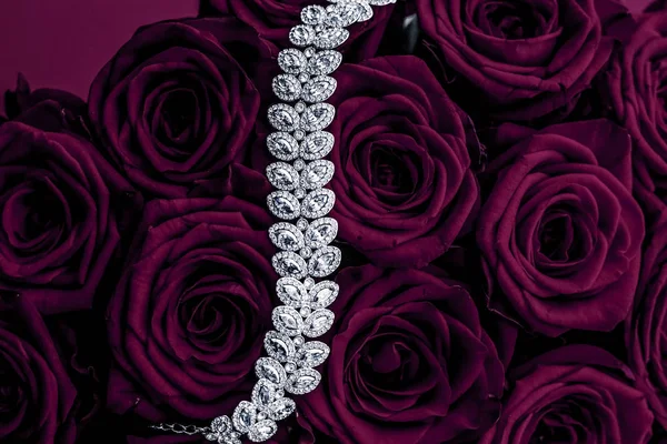 Pulseira de jóias de diamante de luxo e rosas roxas flores, amor g — Fotografia de Stock