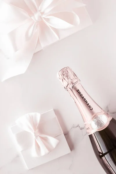 Champagnerflasche und Geschenkbox auf Marmor, Neujahr, Weihnachten, v — Stockfoto