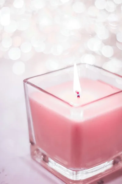 Rose aromatische kaars op Kerstmis en Nieuwjaar glitter backgrou — Stockfoto