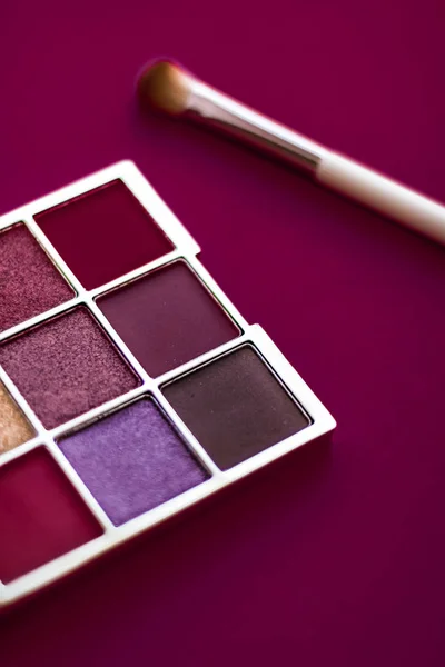 Eyeshadow palette and make-up brush on wine background, eye shad — Stock Photo, Image