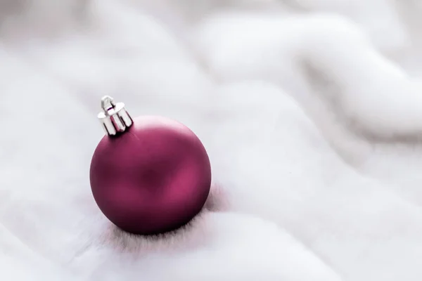 Viola Natale bagattelle su sfondo bianco pelliccia soffice, wi di lusso — Foto Stock
